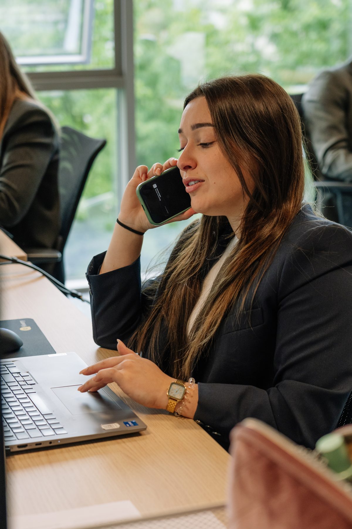 Consultant aan het bellen met een kandidaat